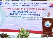 Công ty TNHH xi măng Xuân Thành, Quảng Nam và Công ty TNHH Hồng Nhung, Kon Tum tặng quà cho học sinh (7/11/22)