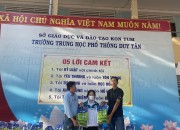 Chú Trần Văn Quang trao tặng gạo từ Quý ân nhân cho học sinh